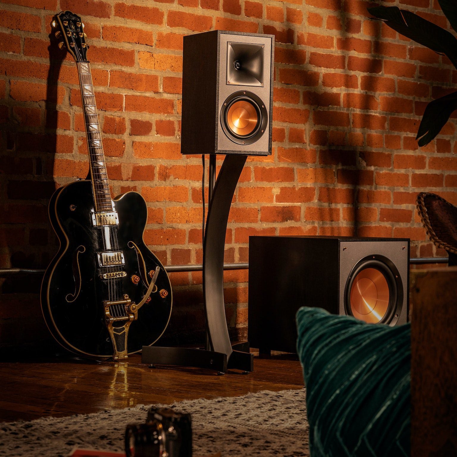 Klipsch-R-41M-Bookshelf-Speakers-Sold-in-Pair-_7.jpg